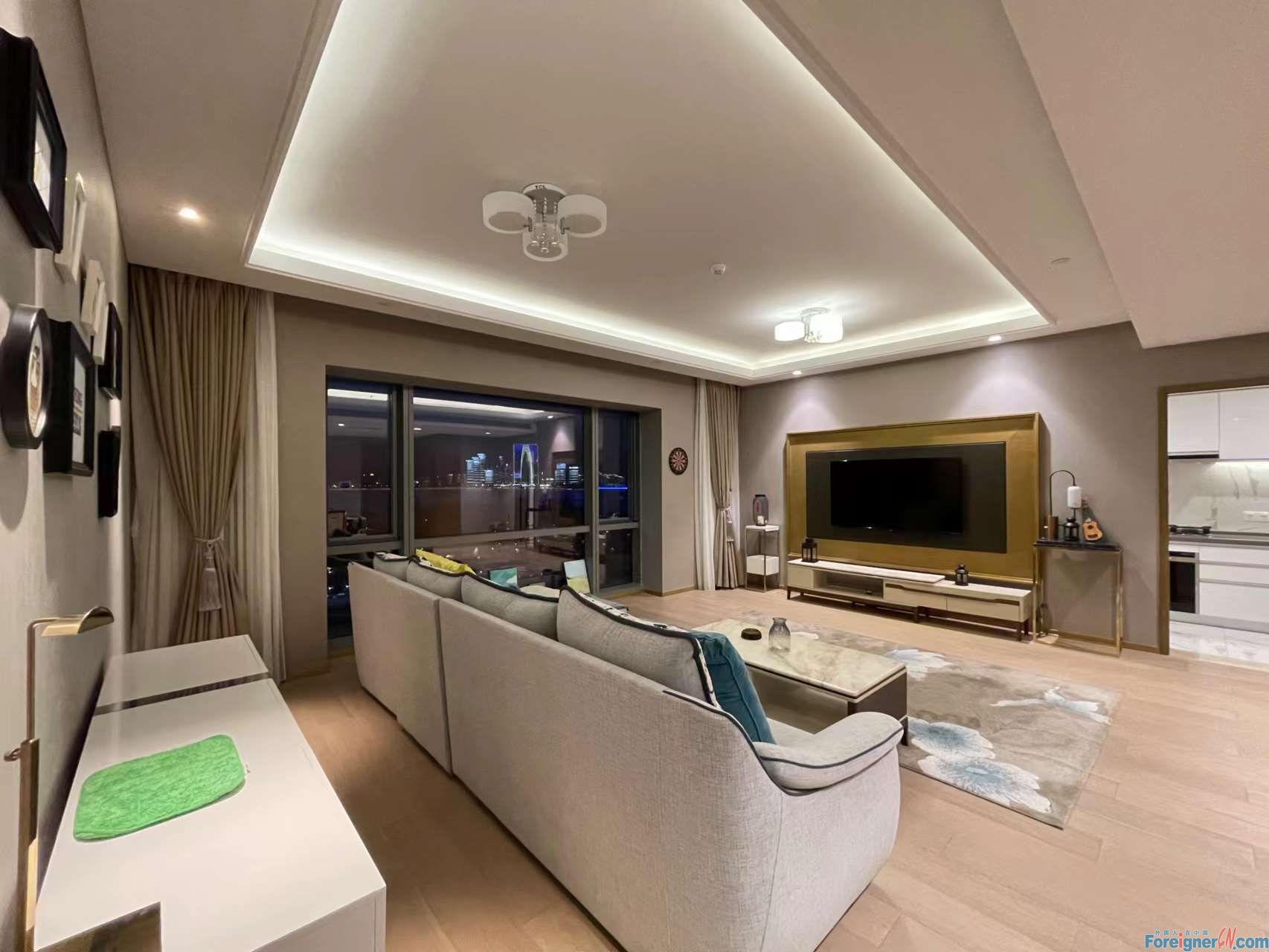 HLCC Apartment - 2 bedrooms - CBD - big living room