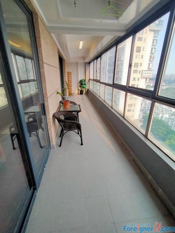 Spacious！！！ Flat to Rent for Expats in Suzhou/4 bedrooms and 2 bathrooms/big balcony/good location in SIP/Jinji lake