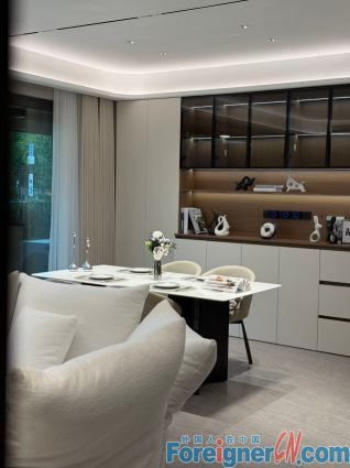 Luxurious!! Modern apartment rent in Suzhou!!/big garden houseWuZhong district / 4 rooms/ pets Friendly/Property rent in Suzhou/Floor heating and central AC/high quality furniture /close to Wanda Plaza ans Shihu scenic spot
